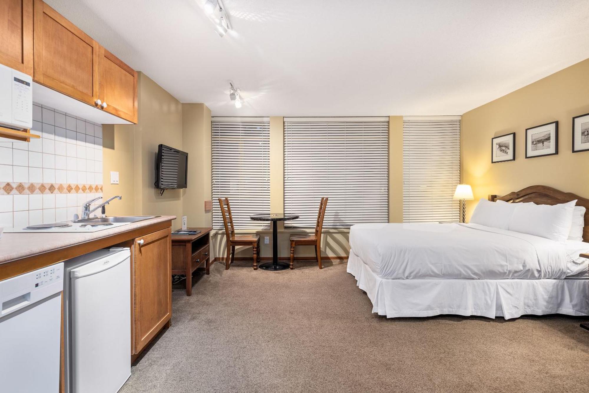 Cascade Lodge Suite Wifi 2 Hot Tubs Pool Gym Sauna Ski & Bike Storage Room Whistler Exterior photo