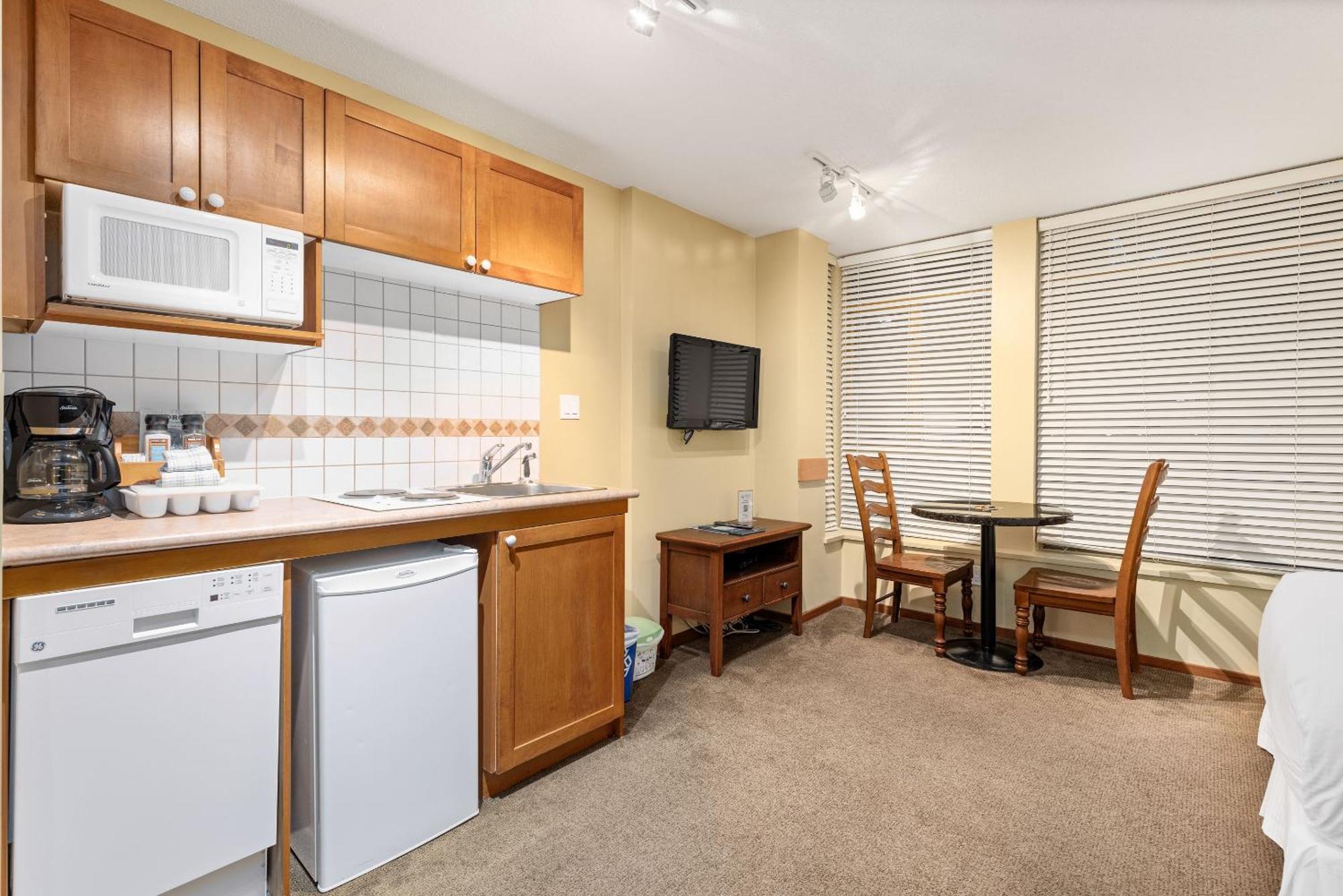 Cascade Lodge Suite Wifi 2 Hot Tubs Pool Gym Sauna Ski & Bike Storage Room Whistler Exterior photo
